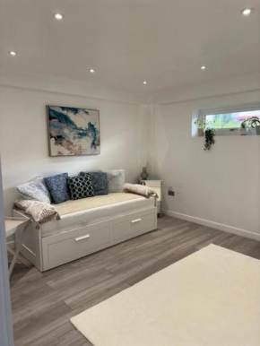 Devonshire - Stunning 1-Bedroom Apartment with Full Amenities
